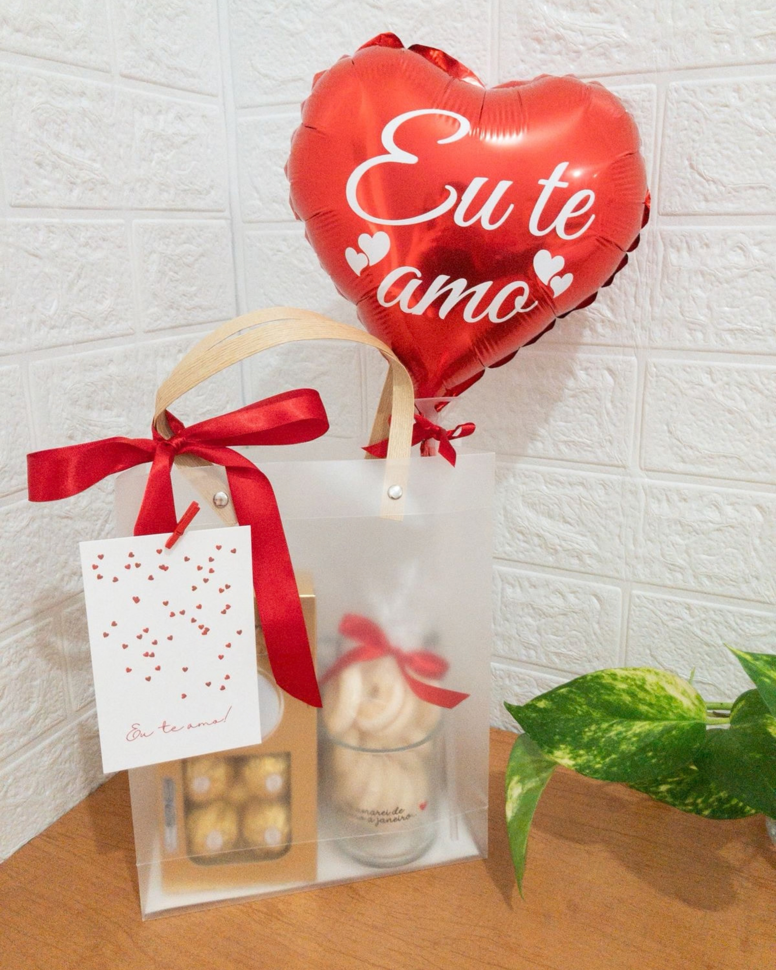 Cesta Bag Café com Amor 1 Bag Café com Amor transparente com laço vermelho, contendo xícara personalizada, biscoitos, Ferrero Rocher e balão de coração.