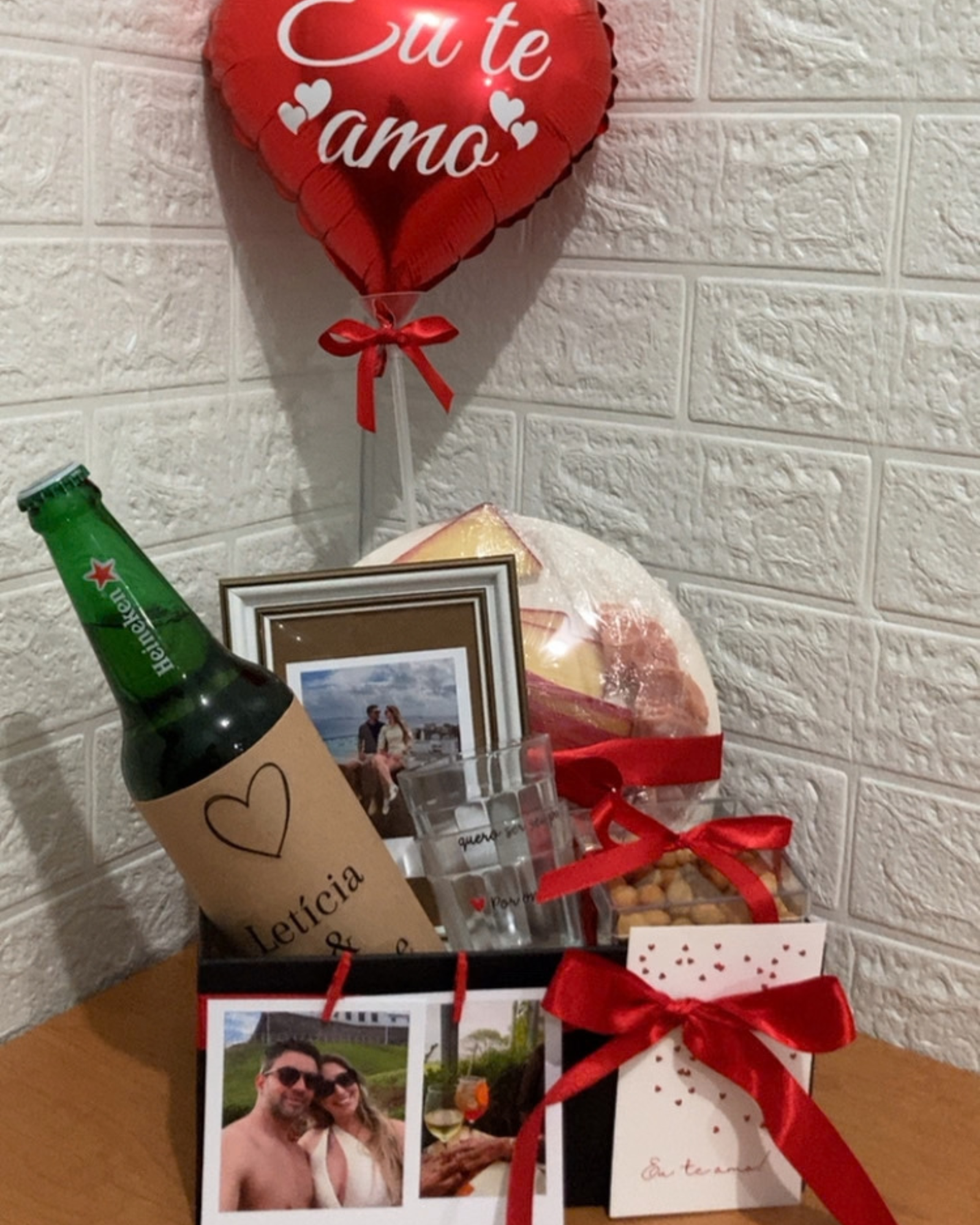 Cesta Box Happy Hour a Dois 1 Box Happy Hour a Dois com cerveja gelada, copos Lagoinha, charcutaria, amendoim e fotos polaroid.