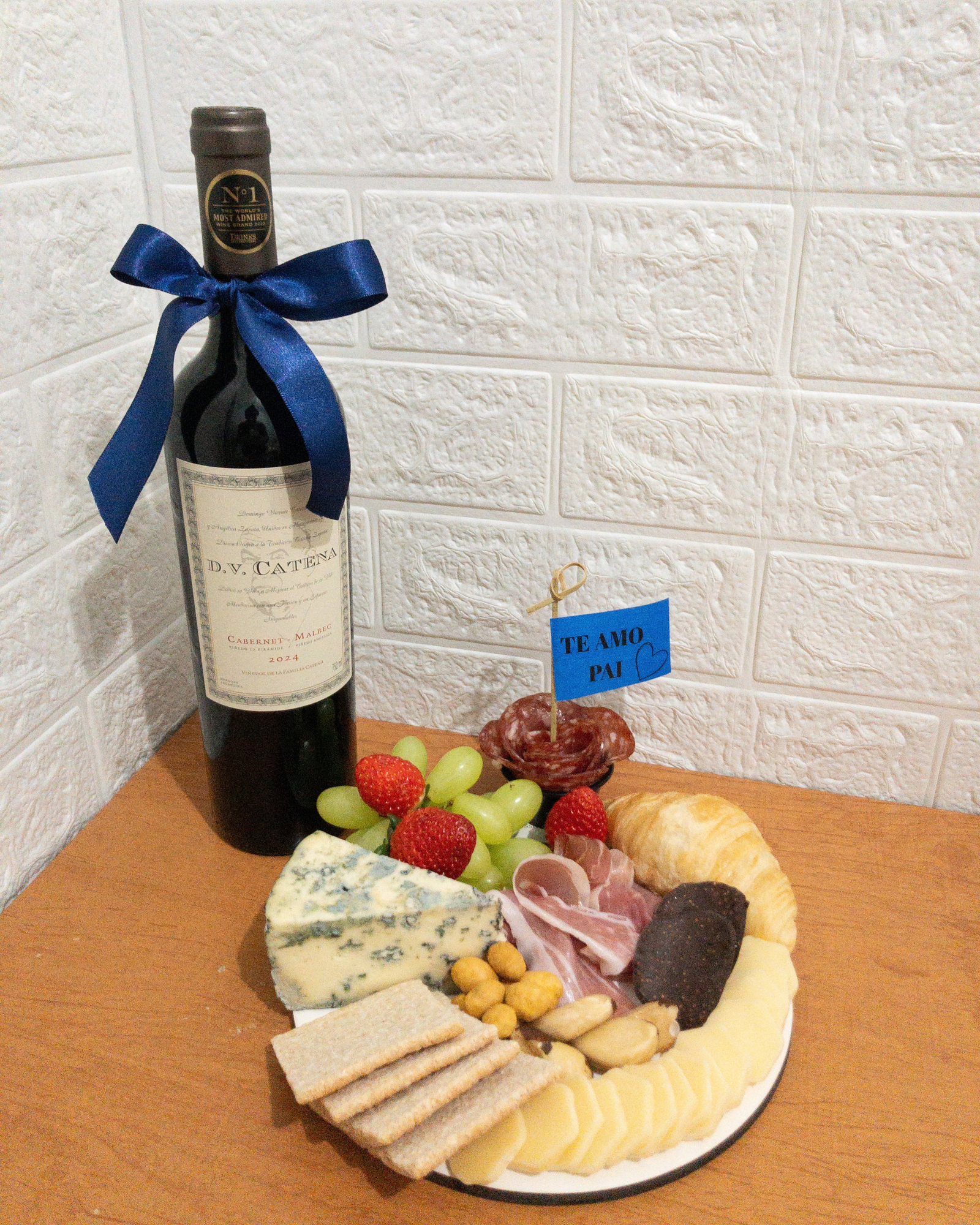 Tábua de Frios Momento 1 Tábua Momento farta com queijos finos, Presunto de Parma e o aclamado Vinho Argentino D.V. Catena.